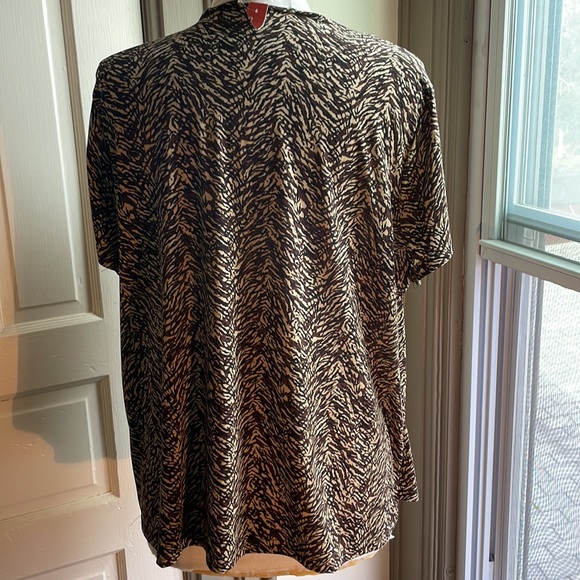 Plus size top by Carolyn Taylor polyester/spandex blend. - Picture 4 of 6